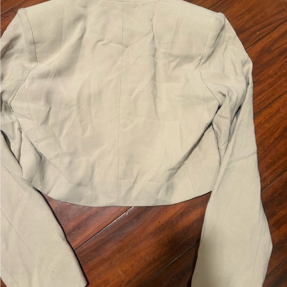 Cropped Beige Tailored Blazer with Single-Button Closure - Picture 6 of 10